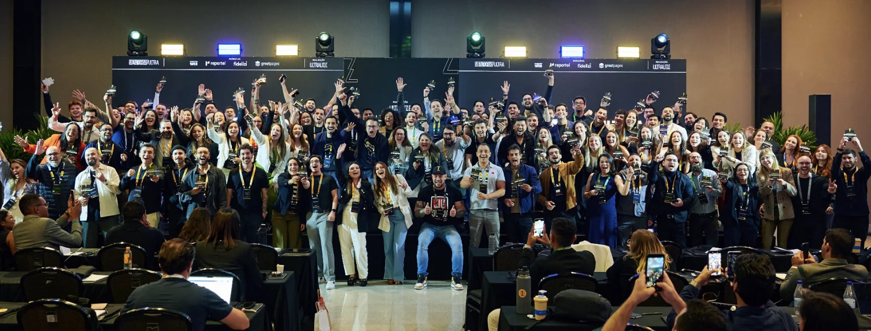 Mentorados da Mentoria Ultra reunidos no palco do IPMU 2025