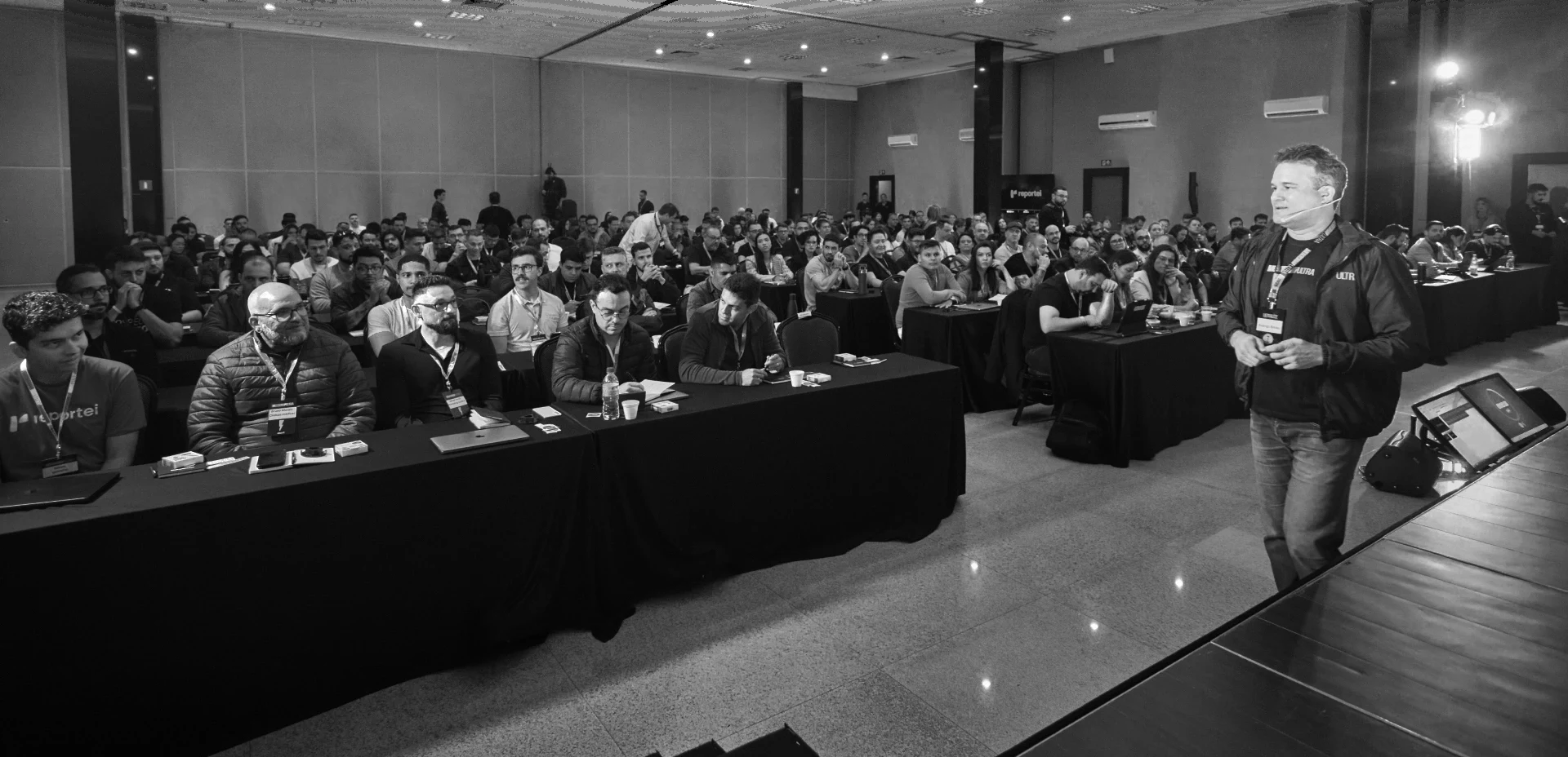 Rodrigo Bindes palestrando para a plateia da Mentoria Ultra